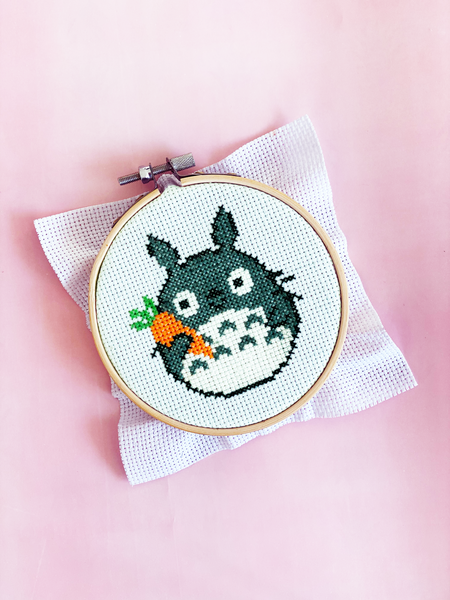 Totoro avec carotte - Kit de point de croix DIY