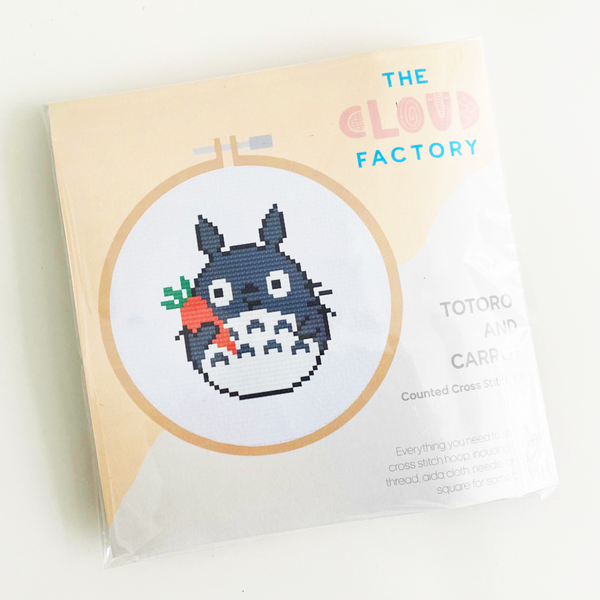 Totoro avec carotte - Kit de point de croix DIY